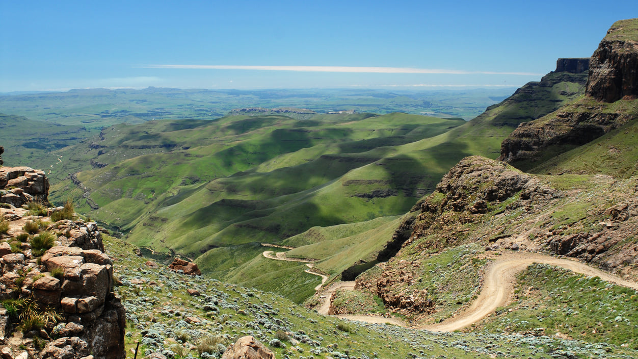 Lesotho:A Country on Top of the World, Attracting Tourists with Unspoiled Nature and Dinosaur Footprints