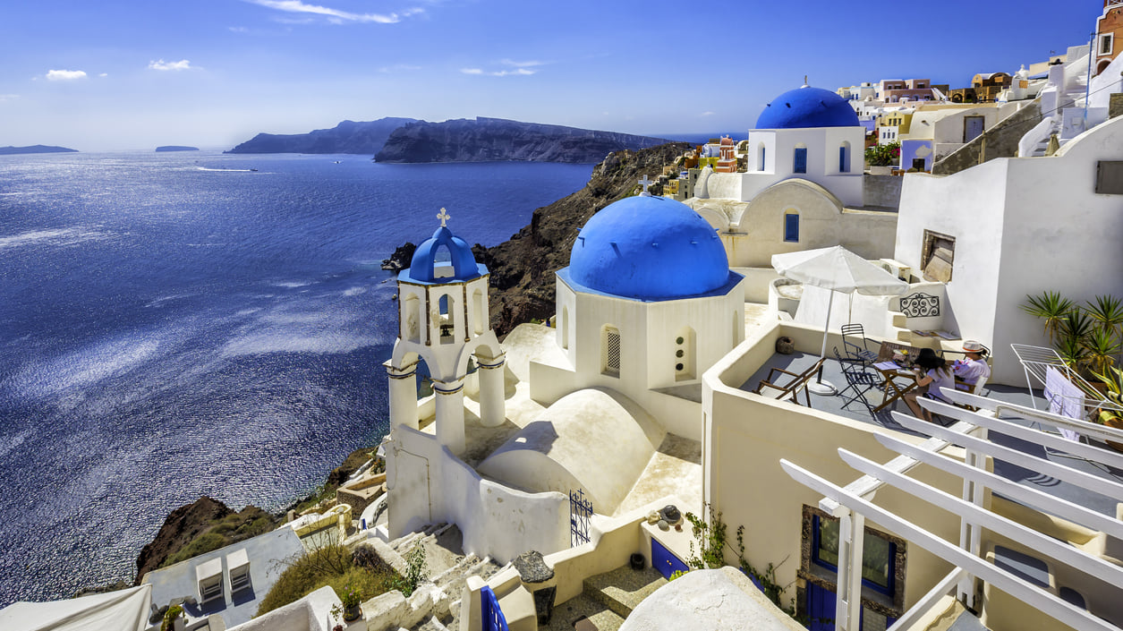 Santorini : Breathtaking Cycladic Houses, Multi-Colored Cliffs and Spectacular Sunsets